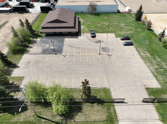 9270 48 St NW, Edmonton, AB à vendre - Photo du bâtiment - Image 3 de 9