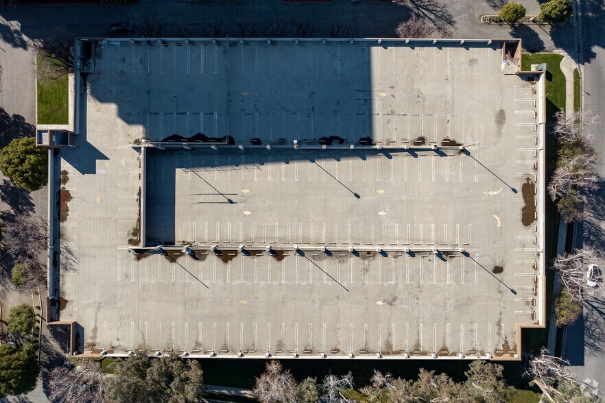 5060 California Ave, Bakersfield, CA à louer - Photo du bâtiment - Image 3 de 17