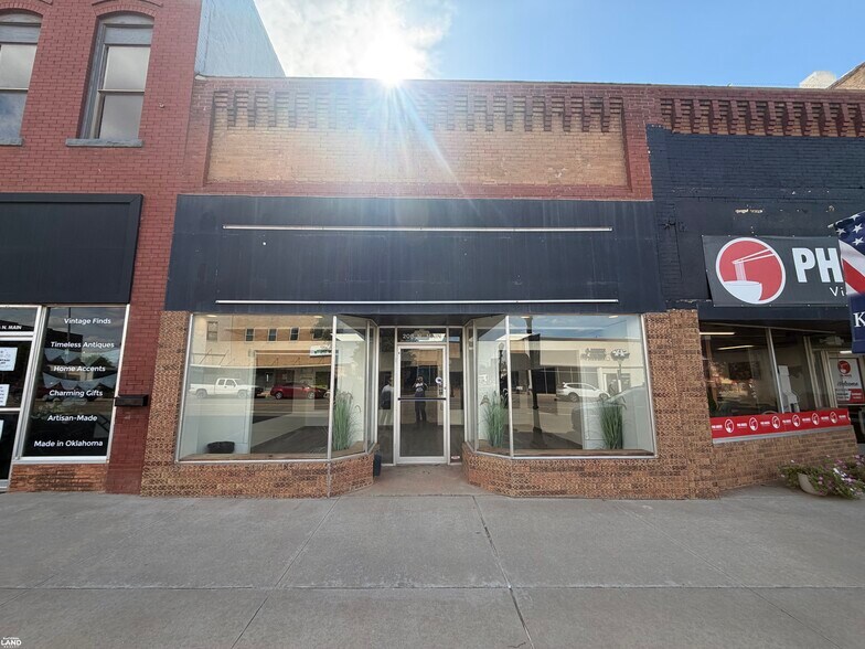 208 N Main St, Kingfisher, OK à vendre - Photo du bâtiment - Image 1 de 19