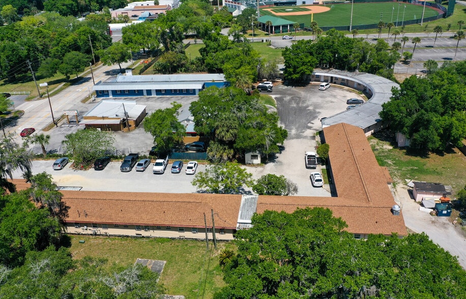 647 S Woodland Blvd, Deland, FL à vendre - Photo du bâtiment - Image 2 de 12