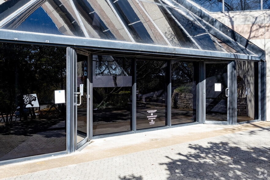 1114 Lost Creek Blvd, Austin, TX for lease - Building Photo - Image 2 of 11