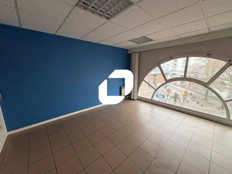 Office in Poissy for lease Interior Photo- Image 1 of 4