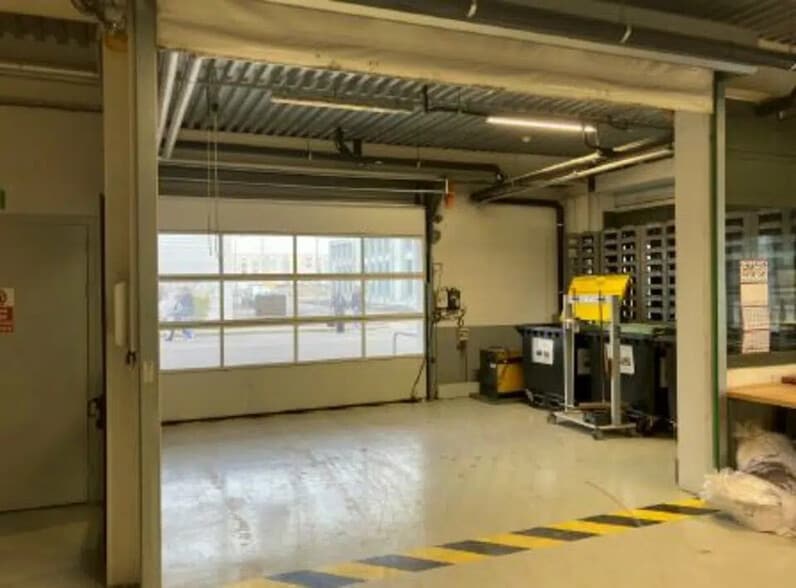 Flex in Vénissieux for lease - Interior Photo - Image 3 of 12