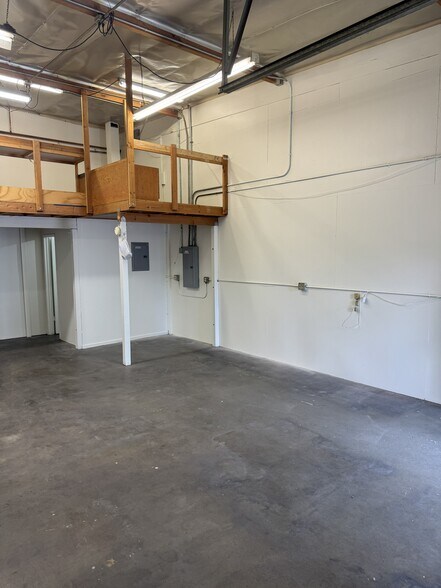 5979 Reseda Blvd, Tarzana, CA à louer - Photo du bâtiment - Image 3 de 9