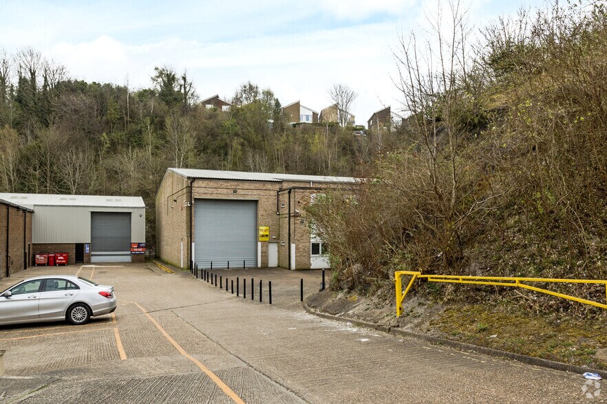 Unit B4 Ullswater Cres, Coulsdon à louer - Photo du bâtiment - Image 3 de 3