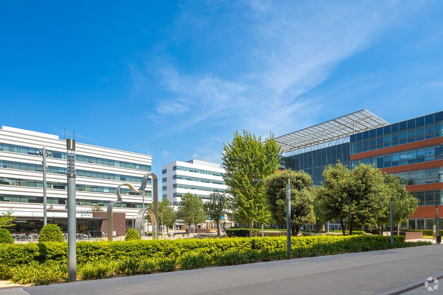 Avinguda Sant Ferran, 38, Cornellà de Llobregat, Barcelona for lease - Building Photo - Image 3 of 3
