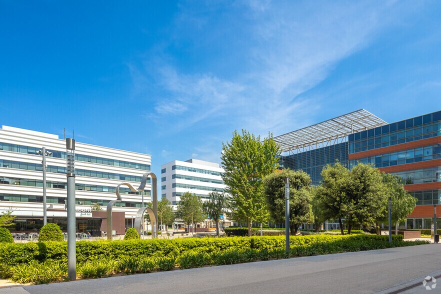 Bureau dans Avinguda Sant Ferran, 38, Cornellà de Llobregat à louer - Photo du bâtiment - Image 3 de 3