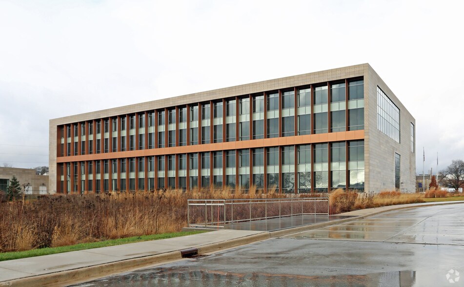5757 N Green Bay Ave, Glendale, WI for lease - Primary Photo - Image 1 of 6