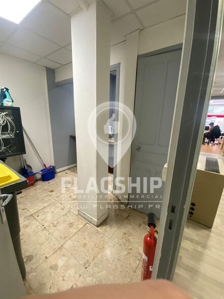 Retail in Paris for lease - Building Photo - Image 2 of 8