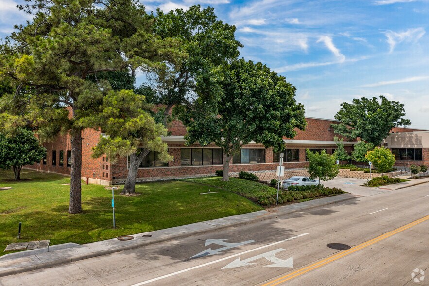 8600 Harry Hines Blvd, Dallas, TX à louer - Photo du bâtiment - Image 2 de 6