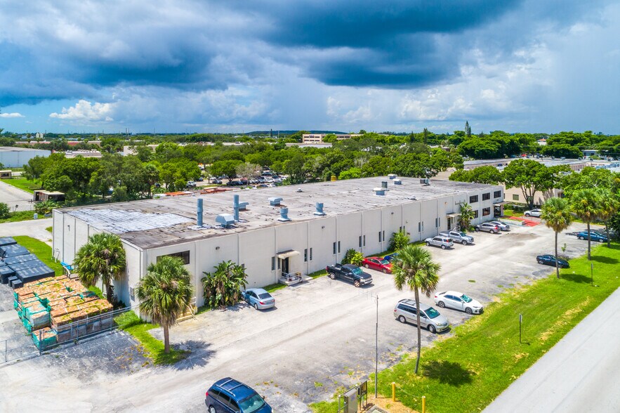 1498 NW 3rd St, Deerfield Beach, FL à louer - Photo du bâtiment - Image 2 de 9