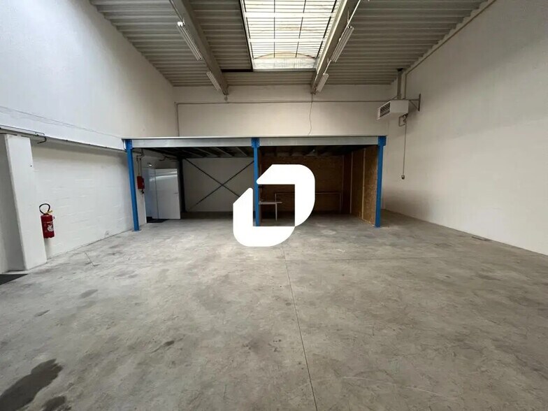 Flex in Moissy-Cramayel for lease - Interior Photo - Image 3 of 13