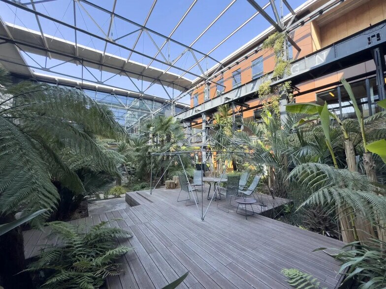 Office in Saint-Ouen-sur-Seine for lease - Building Photo - Image 2 of 5