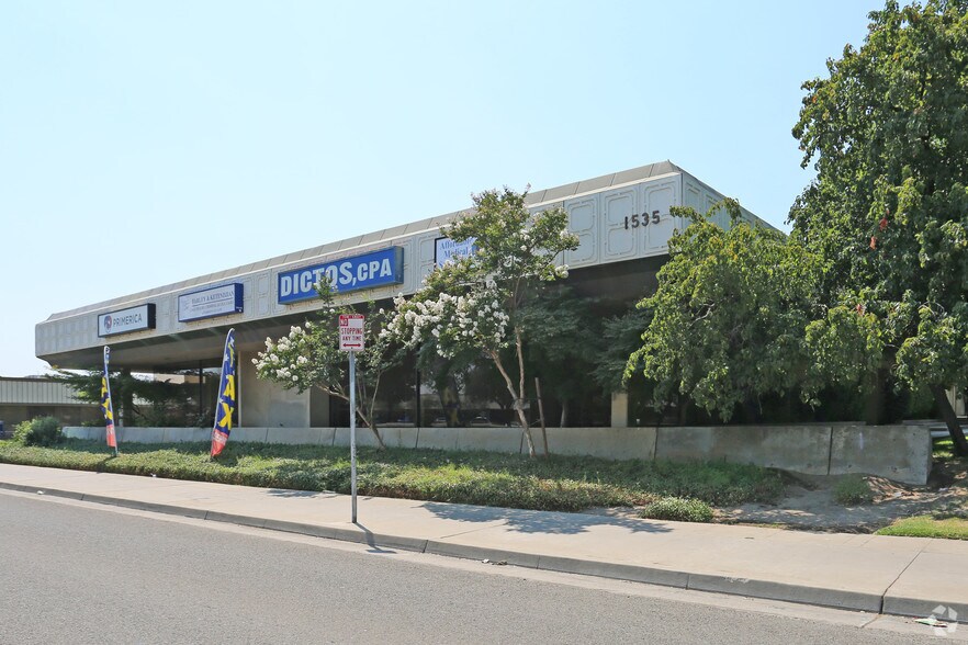 1535 E Shaw Ave, Fresno, CA à louer - Photo du bâtiment - Image 2 de 8