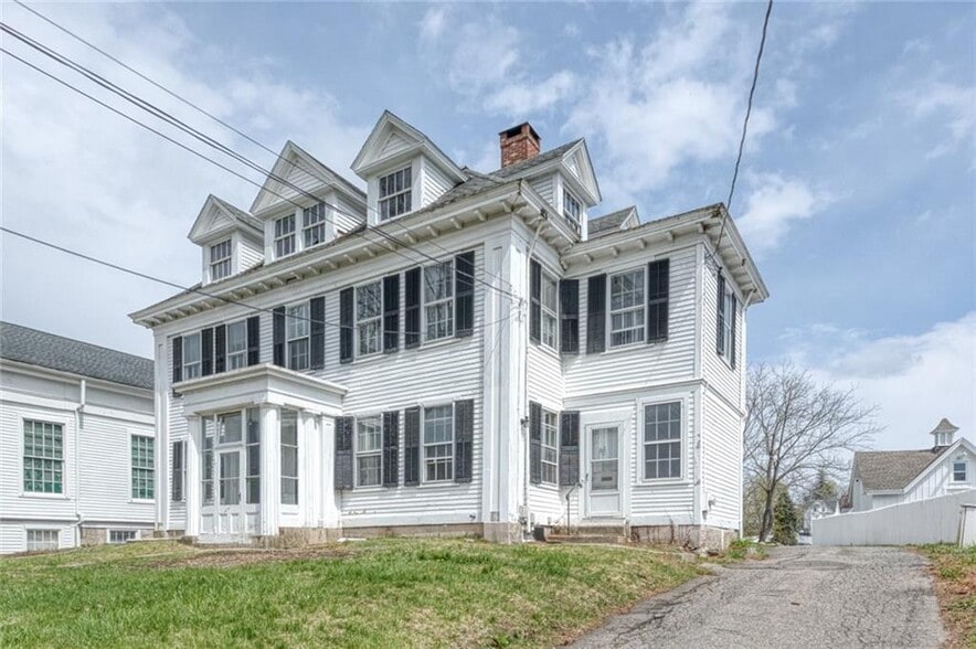 2 Elm St, Westerly, RI à vendre - Photo du bâtiment - Image 2 de 28