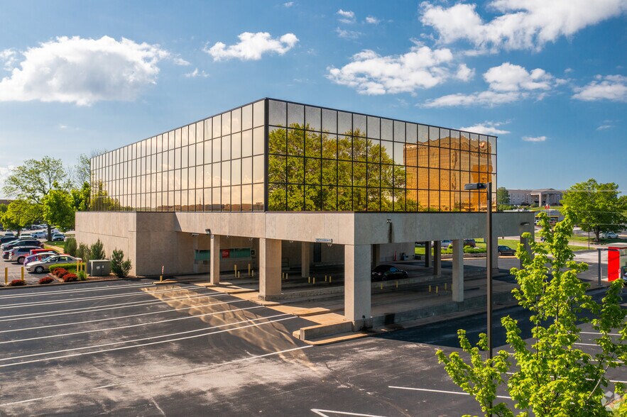 2200 Westport Plaza Dr, Saint Louis, MO à louer - Photo du bâtiment - Image 2 de 5