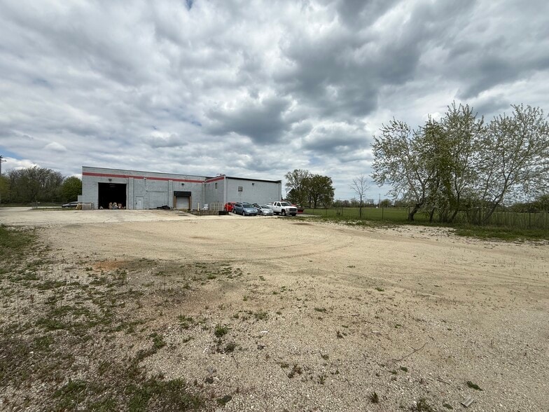 3925 E American Ave, Oak Creek, WI for lease - Building Photo - Image 2 of 9