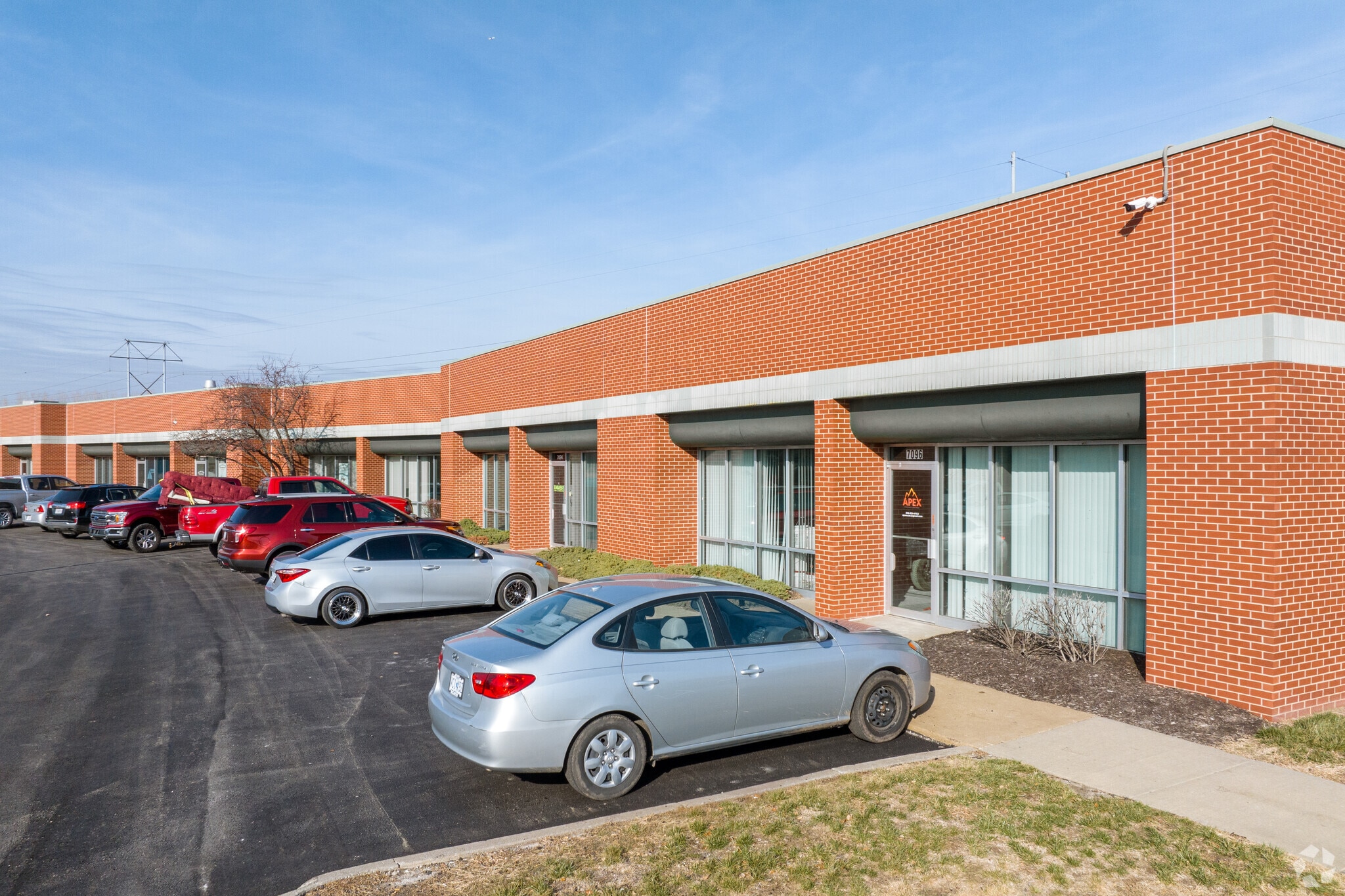 7050-7098 Universal Ave, Kansas City, MO for lease Primary Photo- Image 1 of 9