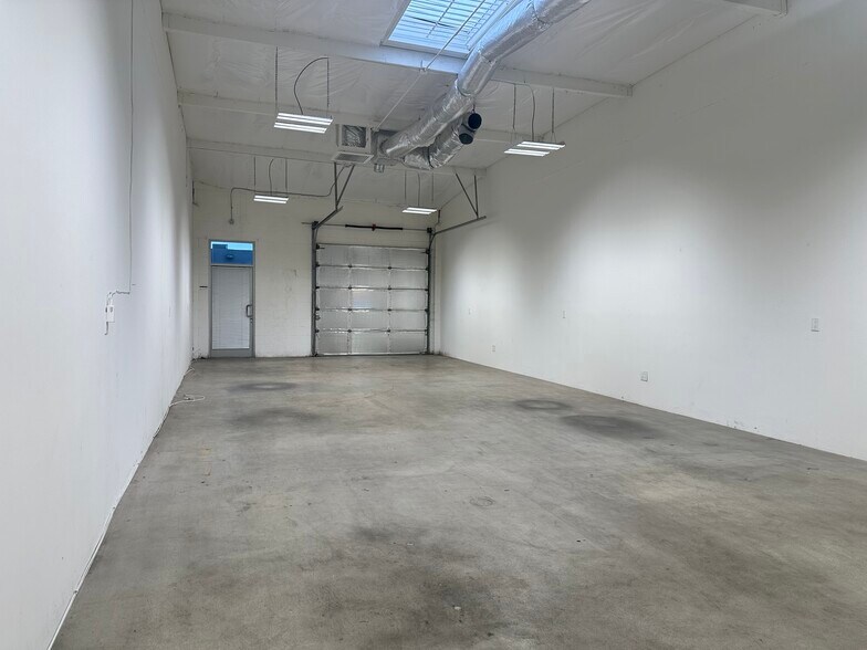 14723-14825 Oxnard St, Van Nuys, CA à louer - Photo du bâtiment - Image 3 de 11