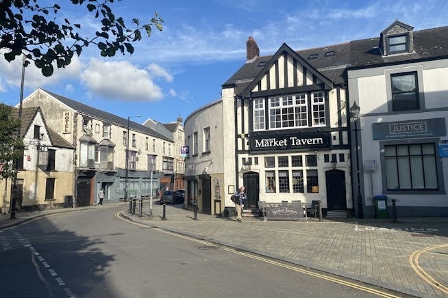 1 Charlesville Pl, Neath à vendre - Photo du bâtiment - Image 2 de 10