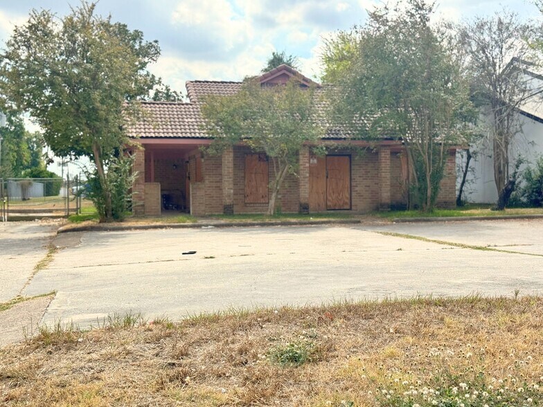 807 Peakwood Dr, Houston, TX à vendre - Photo du bâtiment - Image 3 de 13