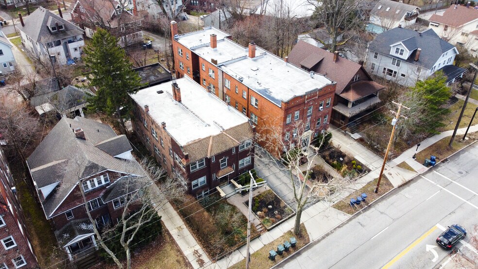 17 Units - The Wilroy and Elite Manor portefeuille de 2 propriétés à vendre sur LoopNet.ca - Photo du bâtiment - Image 2 de 10