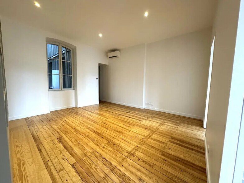 Office in Bordeaux for lease - Interior Photo - Image 3 of 9