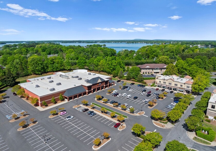 17015 Kenton Dr, Cornelius, NC à louer - Photo du bâtiment - Image 3 de 8