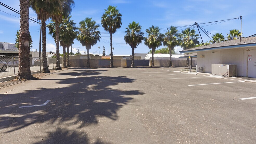 324 S Gateway Dr, Madera, CA à vendre - Photo du bâtiment - Image 3 de 9