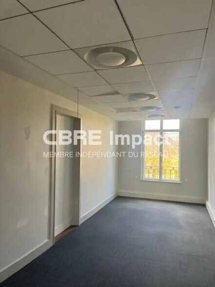 Office in Reims for lease - Interior Photo - Image 2 of 6