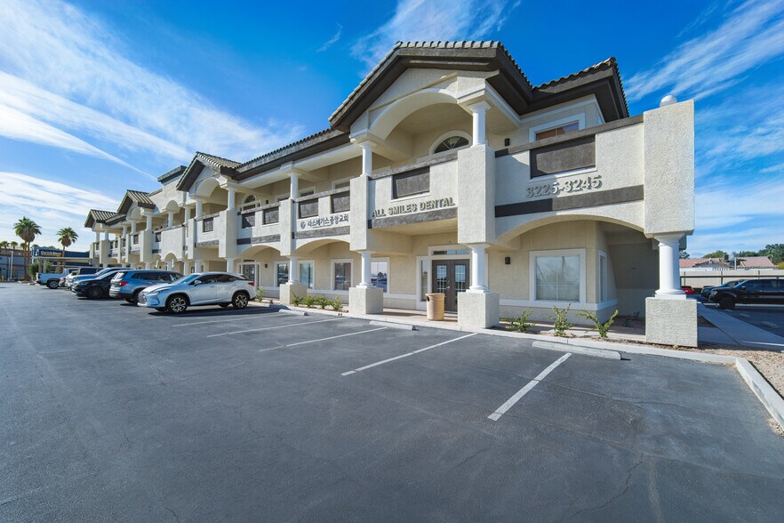 3225 S Rainbow Blvd, Las Vegas, NV à louer - Photo du bâtiment - Image 2 de 6