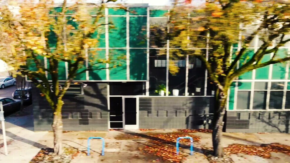 1700 SE 11th Ave, Portland, OR à louer - Vidéo sur l’inscription commerciale - Image 2 de 21