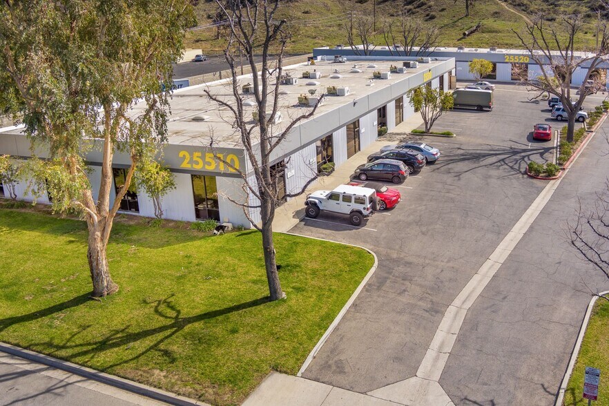 25510 Avenue Stanford, Valencia, CA à louer - Photo du bâtiment - Image 3 de 6