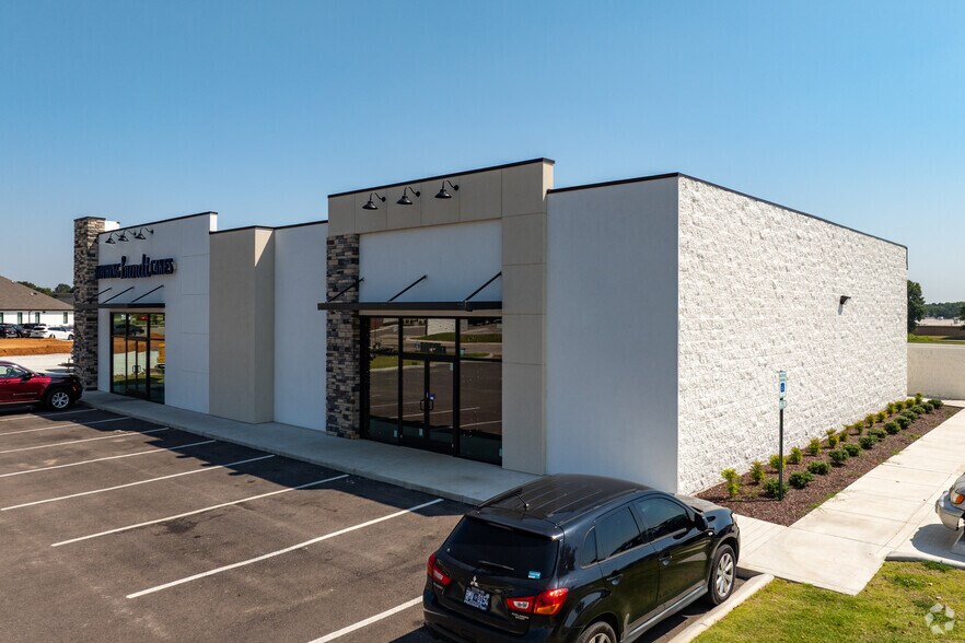 1373 Union University Dr, Jackson, TN à louer - Photo du bâtiment - Image 3 de 17