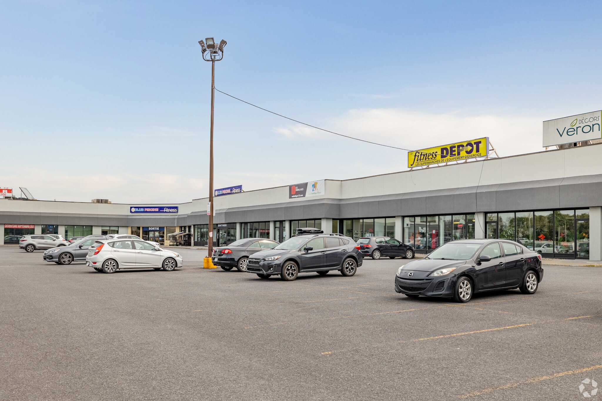 588-670 Rue Jean-Neveu, Longueuil, QC à louer Photo principale- Image 1 de 8