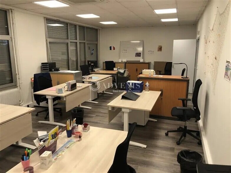 Office in Trappes for lease - Interior Photo - Image 3 of 5