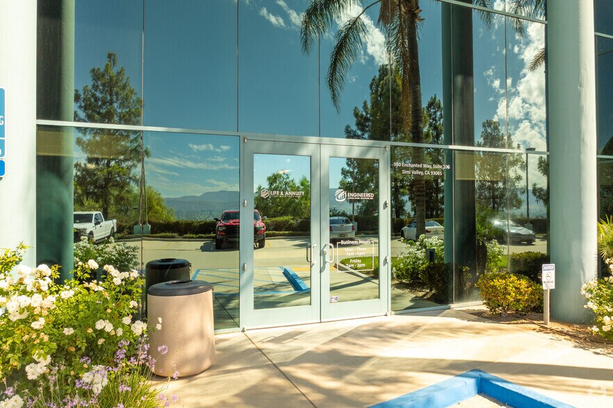980 Enchanted Way, Simi Valley, CA for lease - Building Photo - Image 2 of 4