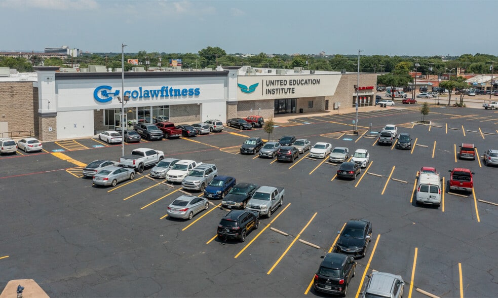 1050 N Westmoreland Rd, Dallas, TX for lease - Building Photo - Image 2 of 12