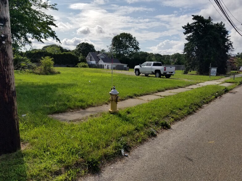 1350 Lakeland Ave, Bohemia, NY à vendre - Photo du bâtiment - Image 2 de 5