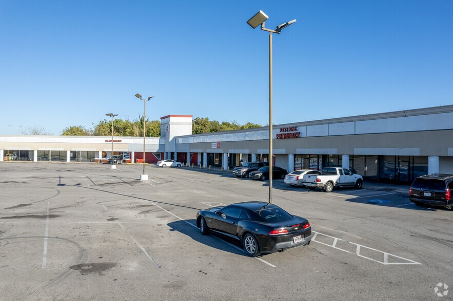 9245 Gulf Fwy, Houston, TX for lease - Building Photo - Image 2 of 9