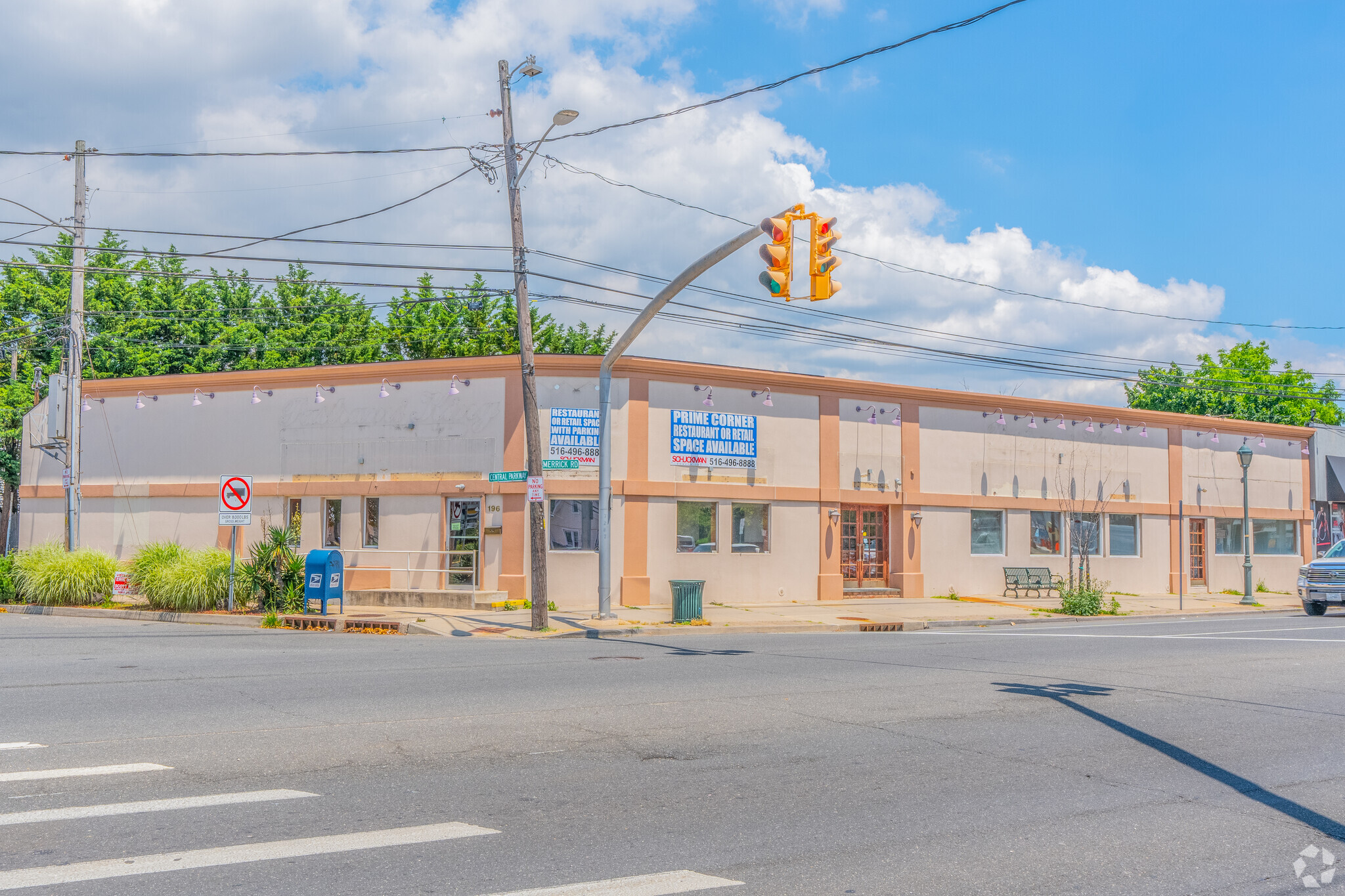 190-196 Merrick Rd, Merrick, NY for lease Building Photo- Image 1 of 8