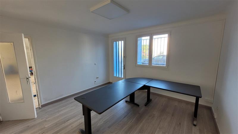 Flex in Les Sorinières for lease - Interior Photo - Image 2 of 5