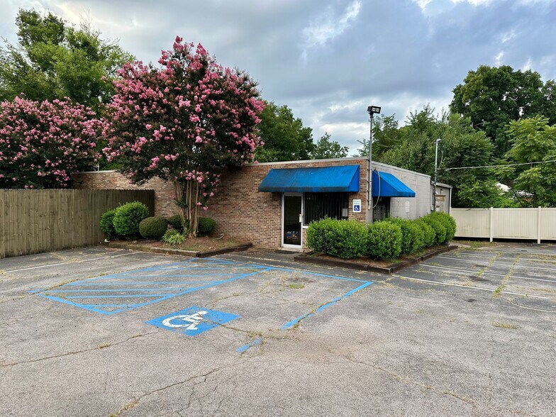 2913 Governors Dr, Huntsville, AL à louer - Photo du bâtiment - Image 1 de 21