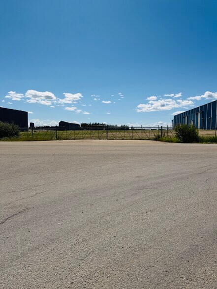 9101 150 Av, Grande Prairie, AB à louer - Photo du bâtiment - Image 2 de 4