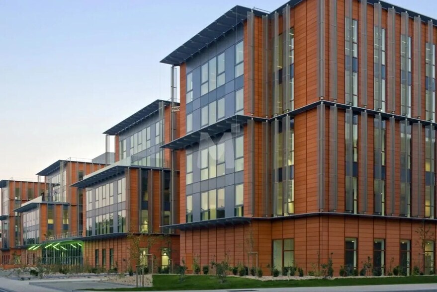 Bureau dans Chevilly-Larue à louer - Photo du bâtiment - Image 2 de 9