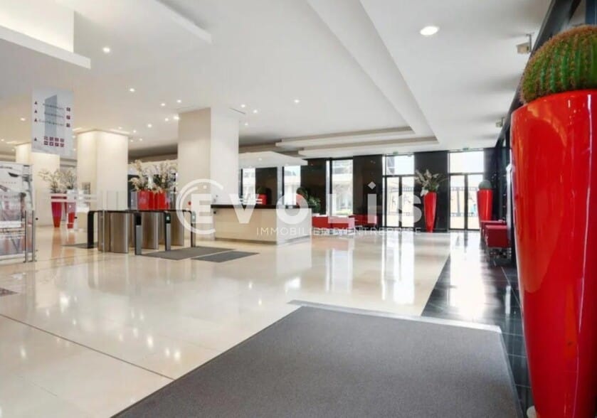 Bureau dans Courbevoie à louer - Hall d’entrée - Image 2 de 11