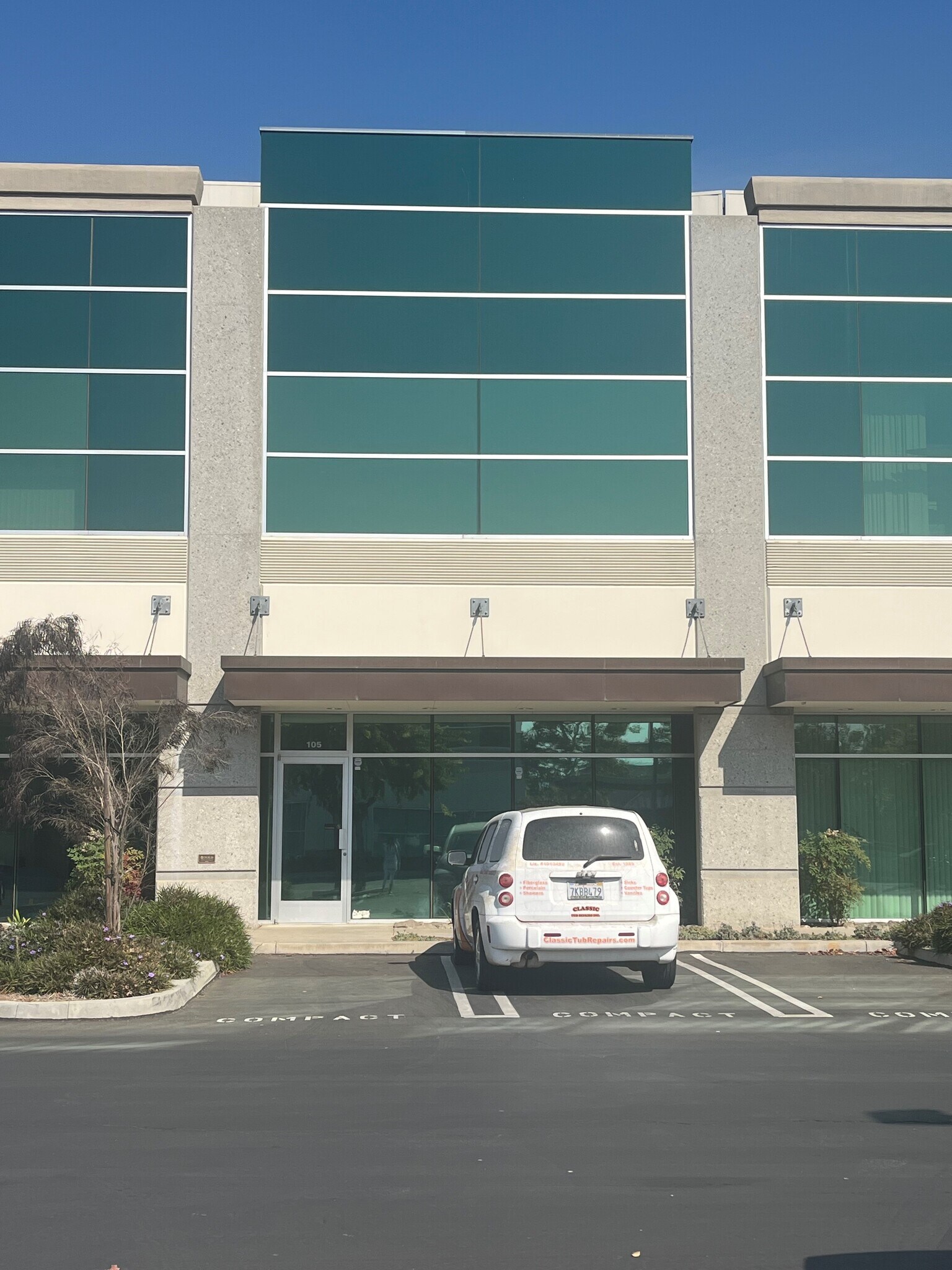 1211 Flynn Rd, Camarillo, CA à vendre Photo du bâtiment- Image 1 de 1