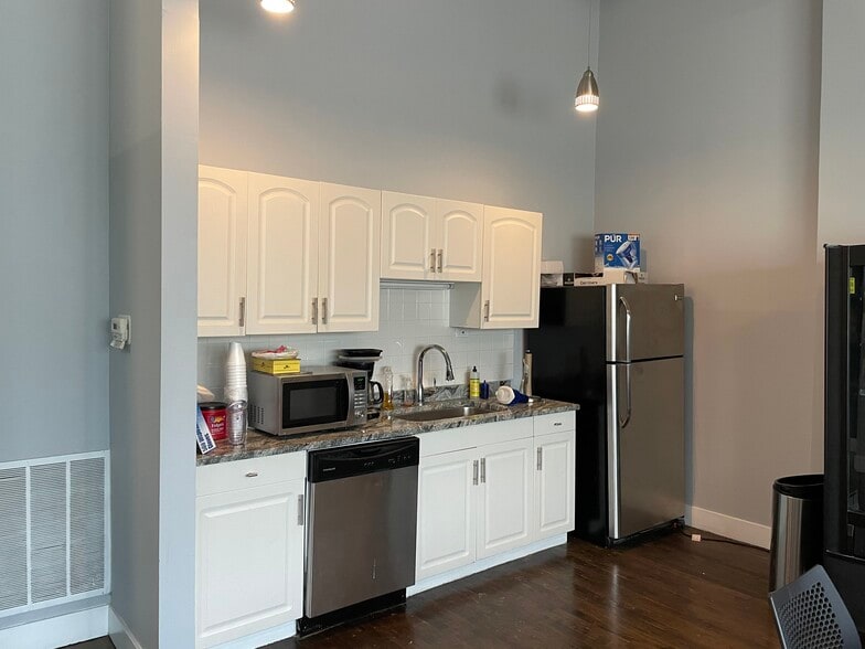 4020 N Elston Ave, Chicago, IL for lease - Interior Photo - Image 2 of 11