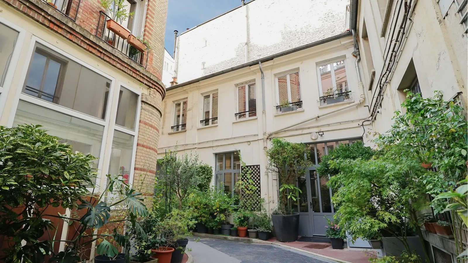 Multifamily in Paris for sale Building Photo- Image 1 of 2