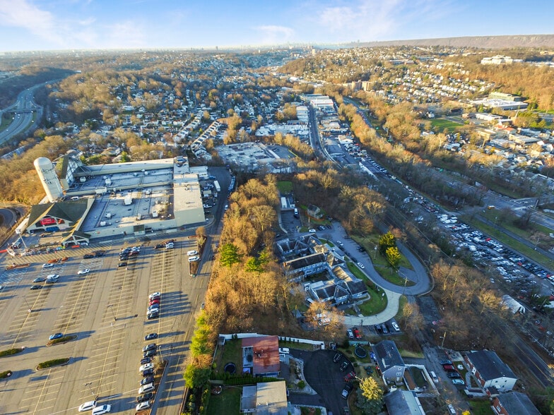 1154 Saw Mill River Rd, Yonkers, NY à vendre - Photo du bâtiment - Image 2 de 21